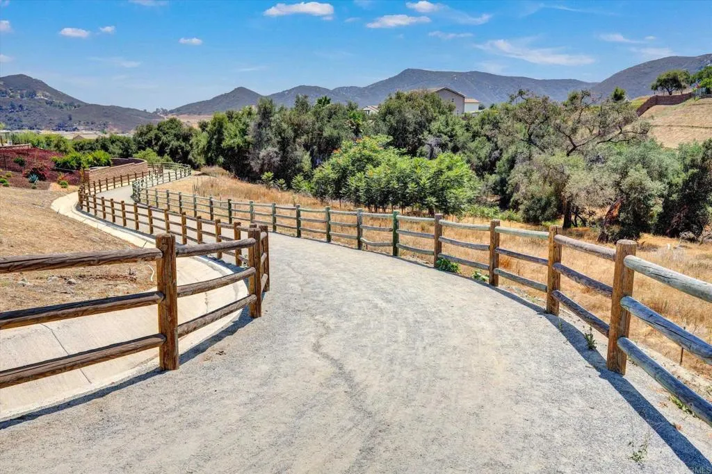 https://cdn.realtyfeed.com/cdn/127/306514276/9433644980c145e52e3ca9c9c03d527f.webp