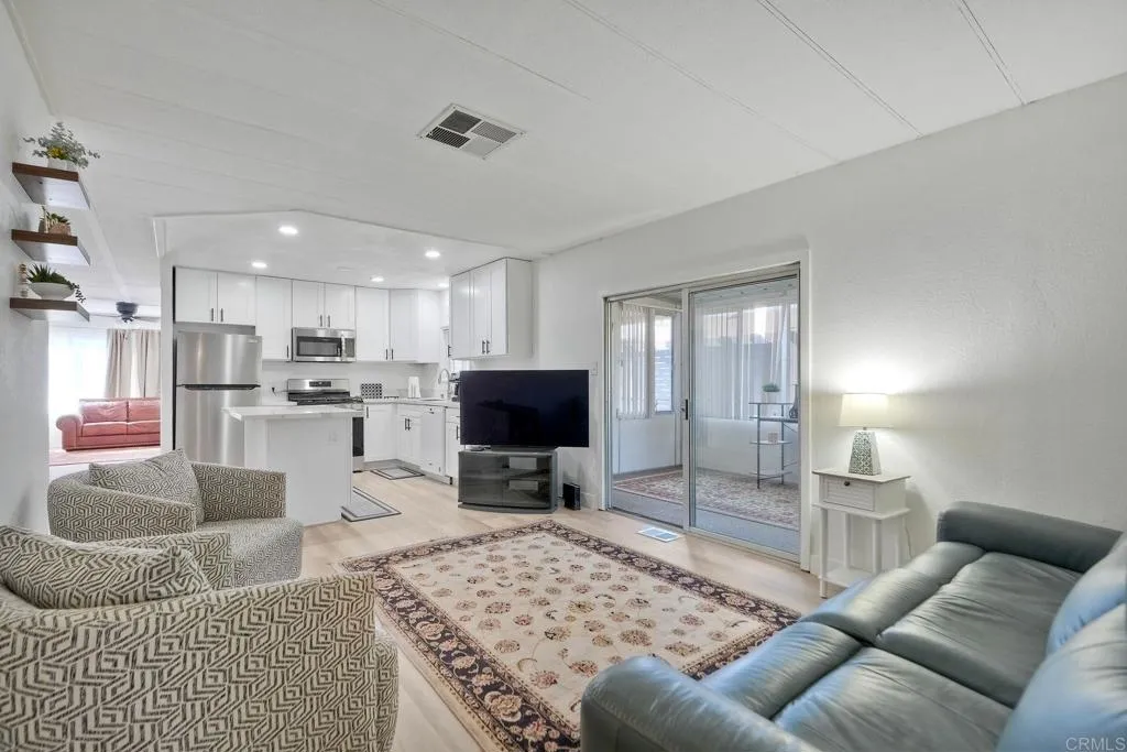 https://cdn.realtyfeed.com/cdn/127/306515306/a4585c81e8fdfde0c6c7ea649d8795bb.webp