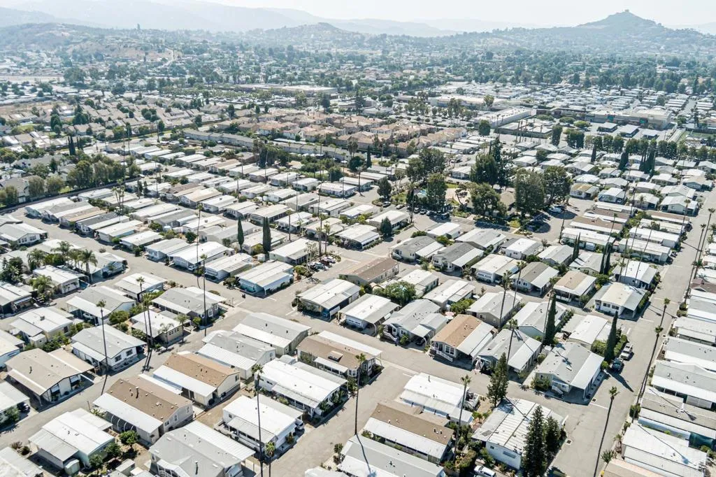 https://cdn.realtyfeed.com/cdn/127/306515481/1fa0f00ed8b7f65cbd8ec86f048af856.webp