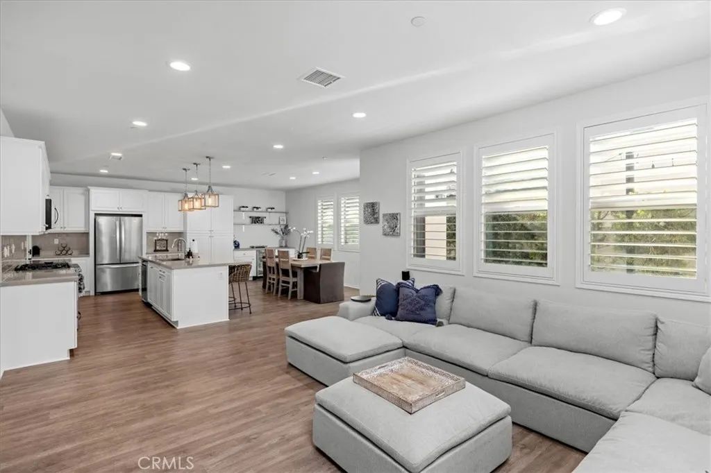 https://cdn.realtyfeed.com/cdn/127/306515545/8ed686c090d34abe248316f56ca89817.webp