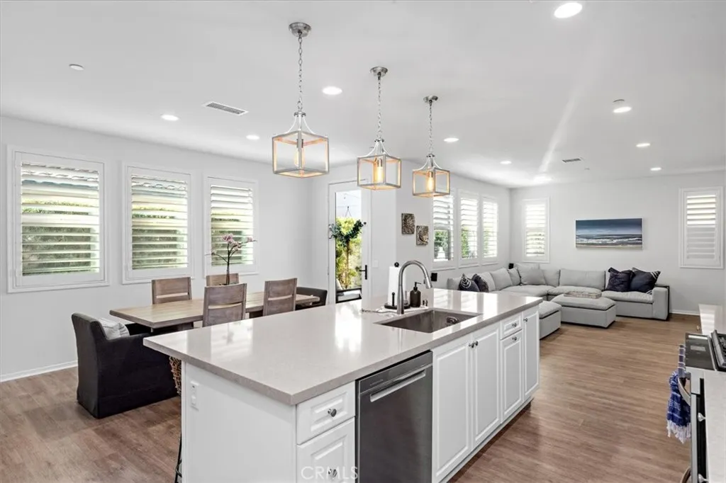 https://cdn.realtyfeed.com/cdn/127/306515545/ef433bd30e52792a23760d9612294fee.webp
