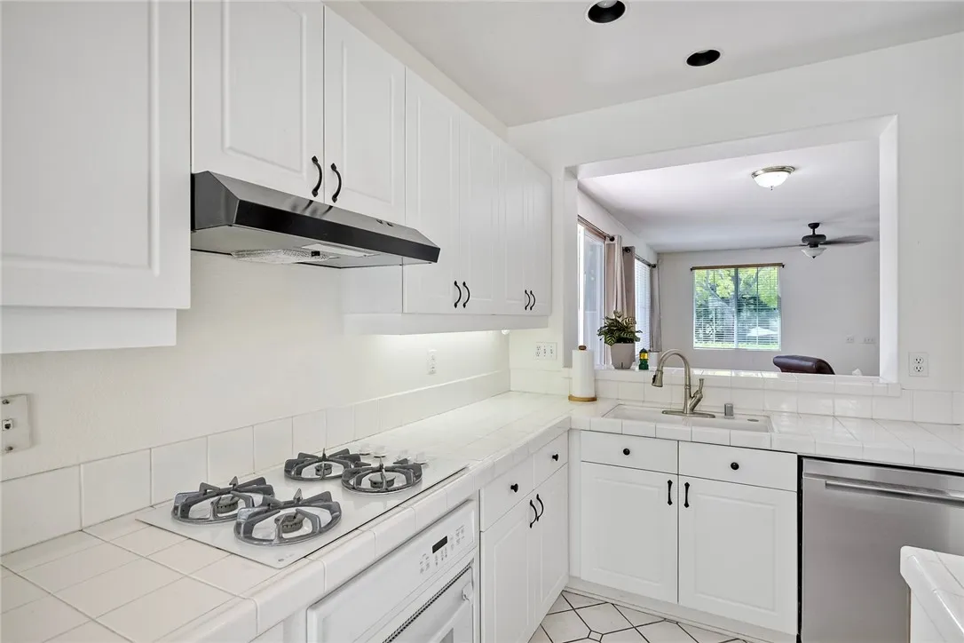 Photo #14: SB25180541 Listing: Photo #14