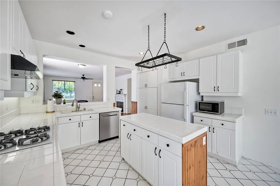 Photo #15: SB25180541 Listing: Photo #15