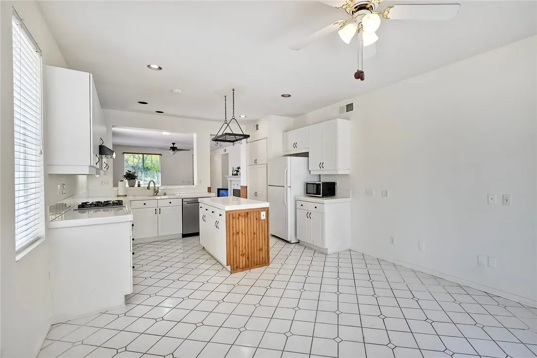 Photo #11: SB25180541 Listing: Photo #11