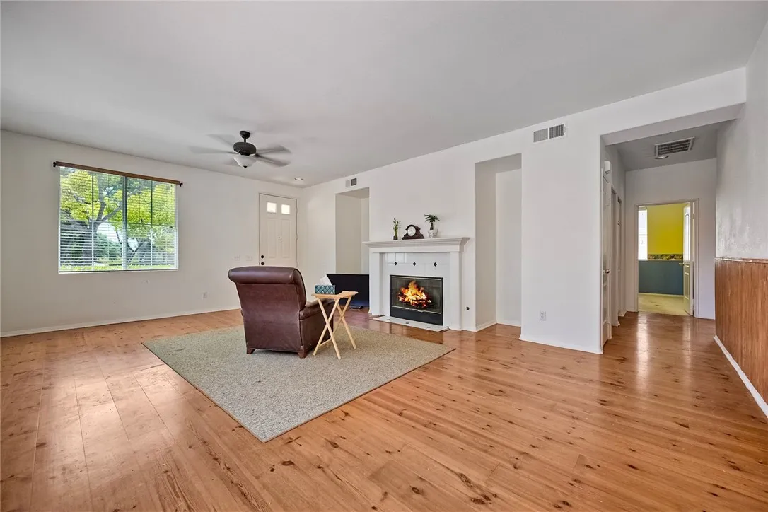 Photo #4: SB25180541 Listing 