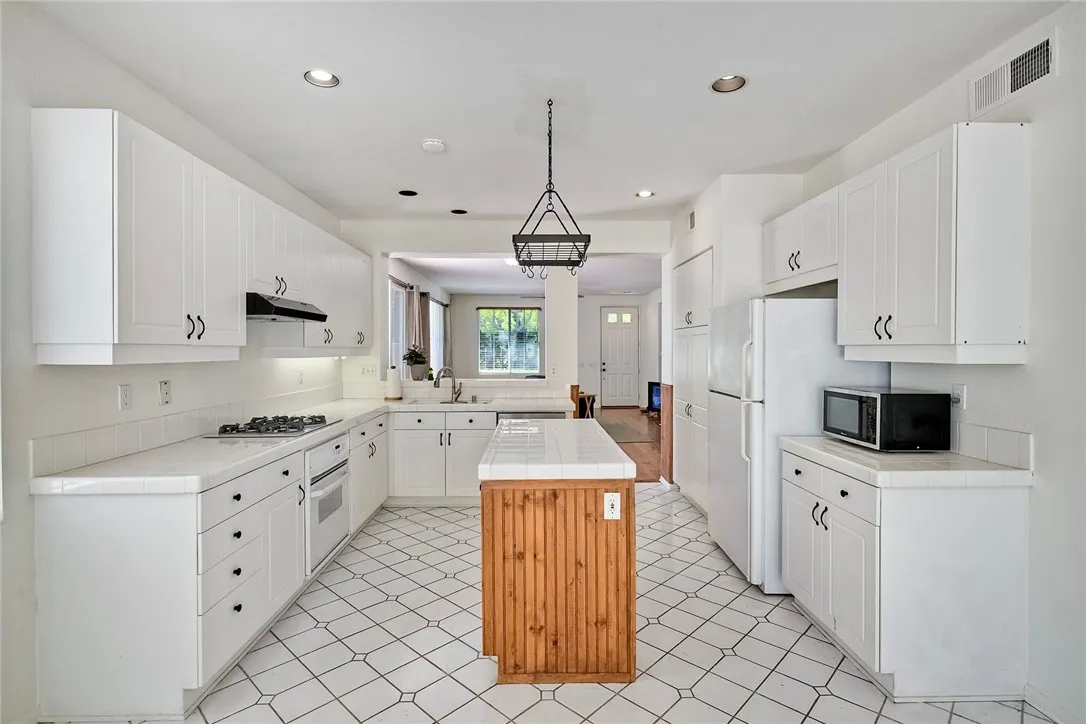 Photo #12: SB25180541 Listing: Photo #12