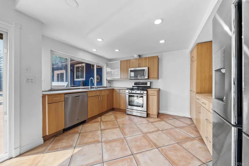 https://cdn.realtyfeed.com/cdn/127/306515766/b6de66e0f5263f10c8a568d819b2722c.webp