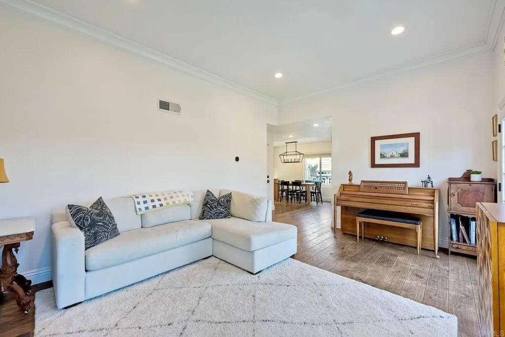 https://cdn.realtyfeed.com/cdn/127/306516439/83fa9052d7a6d8b49437c9246f8e30e0.webp