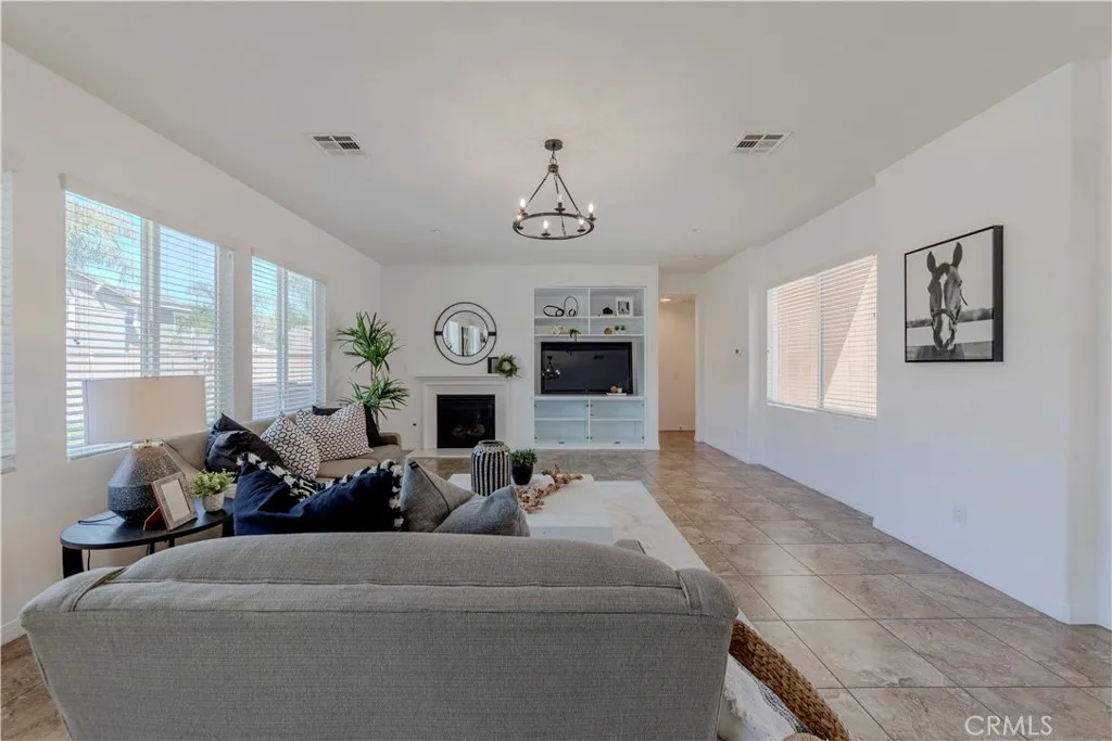 https://cdn.realtyfeed.com/cdn/127/306516488/6e004d53bbdba54e0ea169176e7c38b3.webp