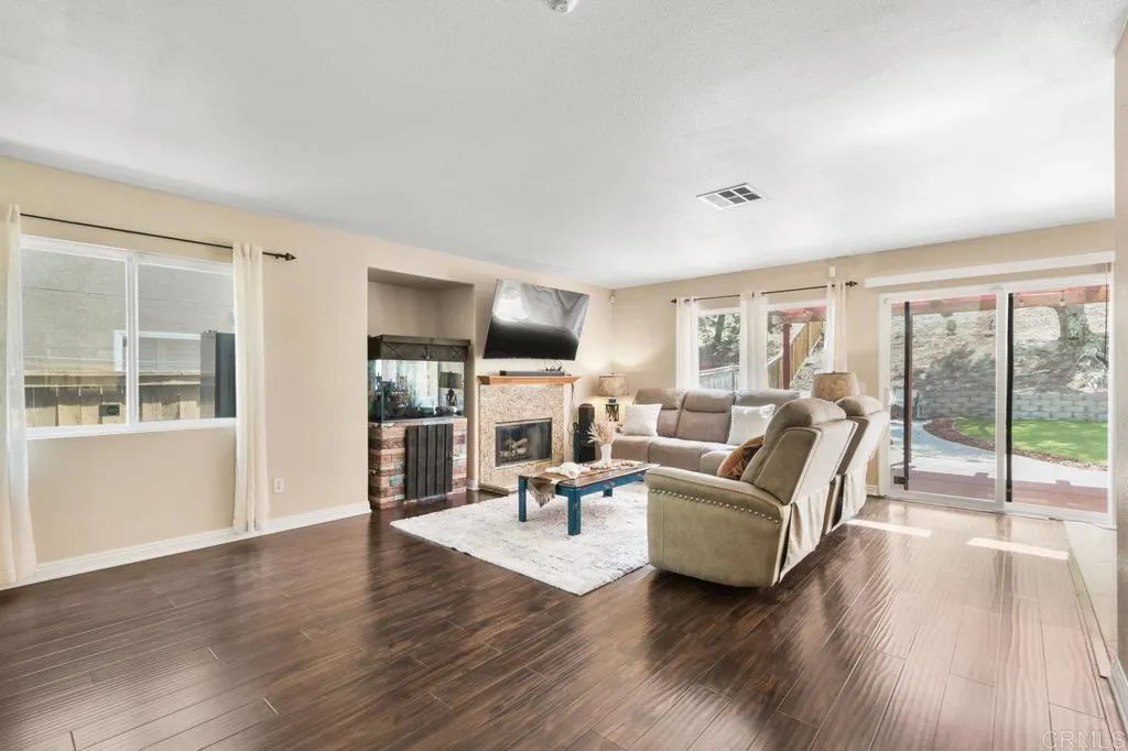 https://cdn.realtyfeed.com/cdn/127/306516585/ee189c984fbaecdd9265937917df41f7.webp