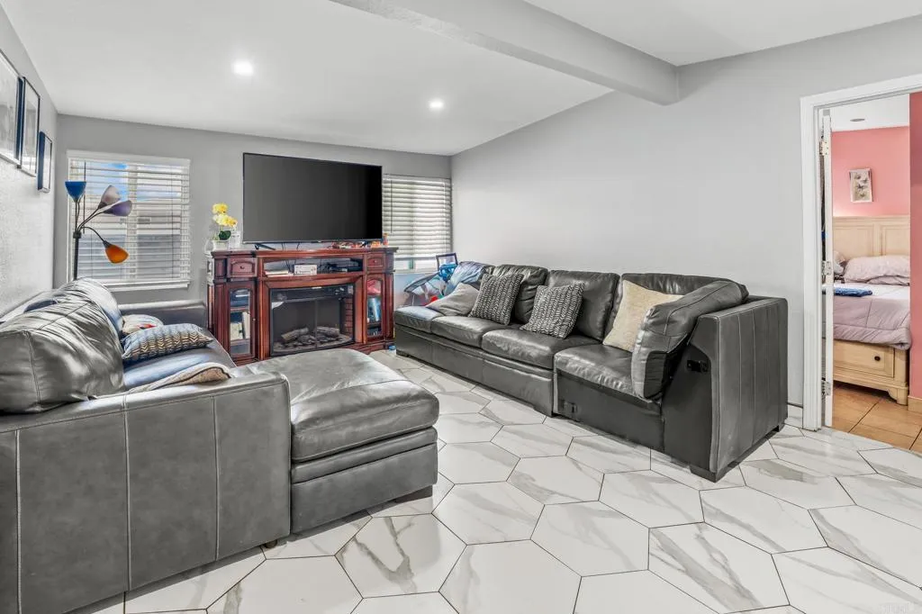 https://cdn.realtyfeed.com/cdn/127/306517094/2f78fce9daff7e6fbe8f8bc060bfae7f.webp