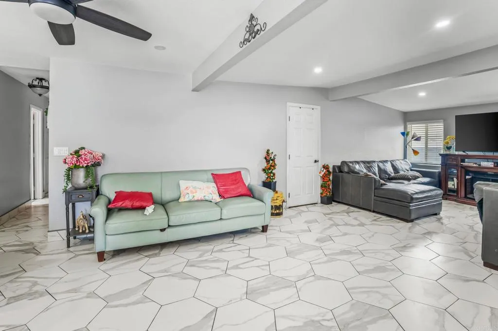https://cdn.realtyfeed.com/cdn/127/306517094/6dde29ee91339bbaadd6c9c4ae73fc6d.webp
