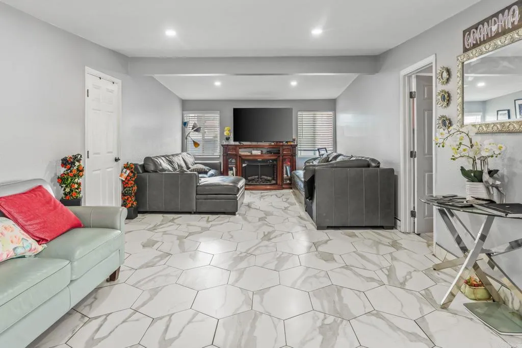 https://cdn.realtyfeed.com/cdn/127/306517094/6ee005c7992ea034fb44a4d52a537836.webp