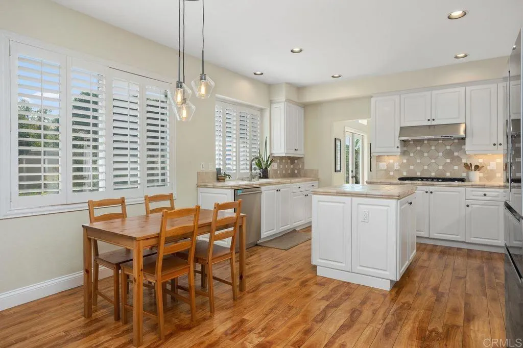 https://cdn.realtyfeed.com/cdn/127/306517117/67d639ebc1be320319215f73b9336d71.webp