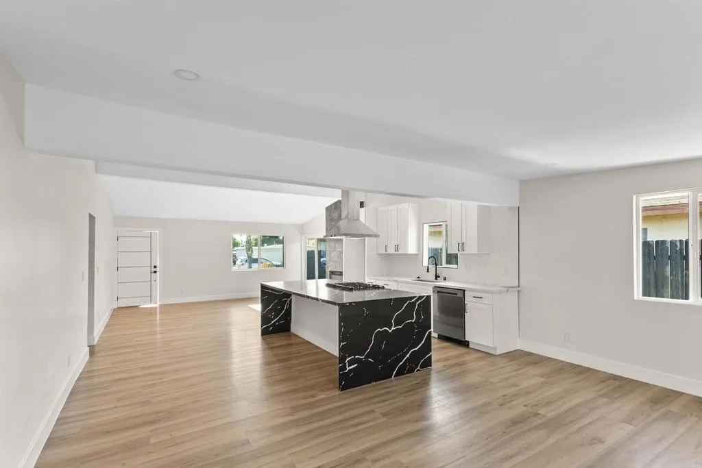 https://cdn.realtyfeed.com/cdn/127/306517654/b9d3fb5429009785b38cb352e8aa71d8.webp