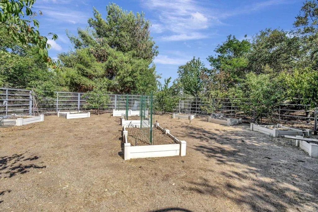 https://cdn.realtyfeed.com/cdn/127/306518007/c405e958474cfea32ea52dd4b6ef658e.webp
