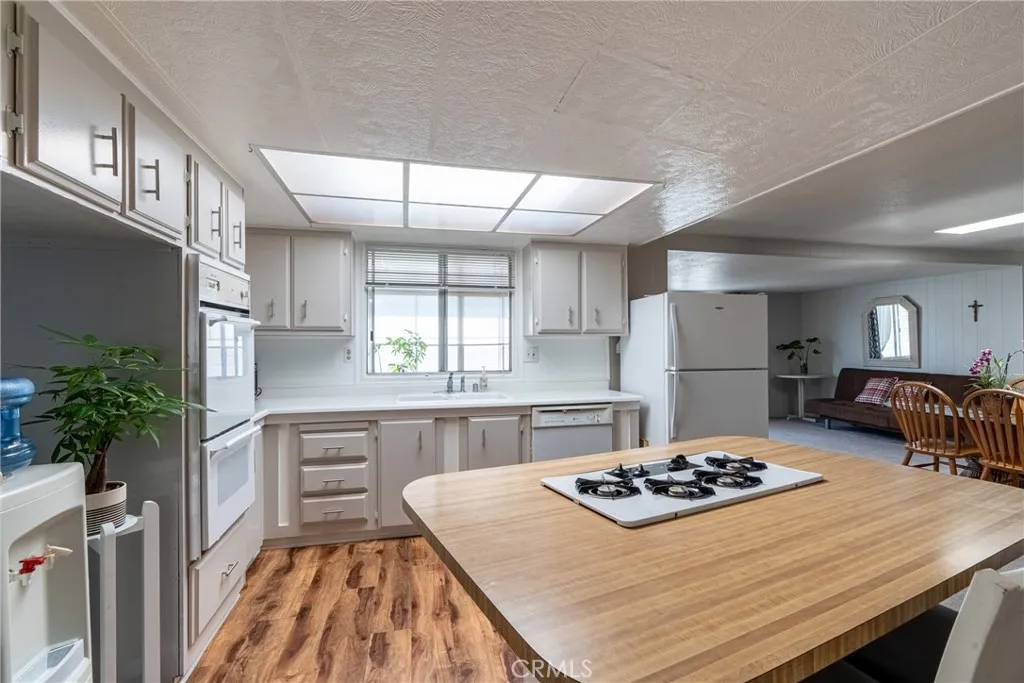 https://cdn.realtyfeed.com/cdn/127/306518072/f627db08efa5c47dc4330382e9cf9498.webp