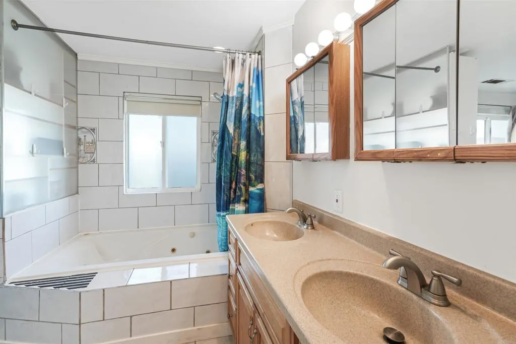 https://cdn.realtyfeed.com/cdn/127/306518231/73bbd6f140604b035900bc2792757acf.webp