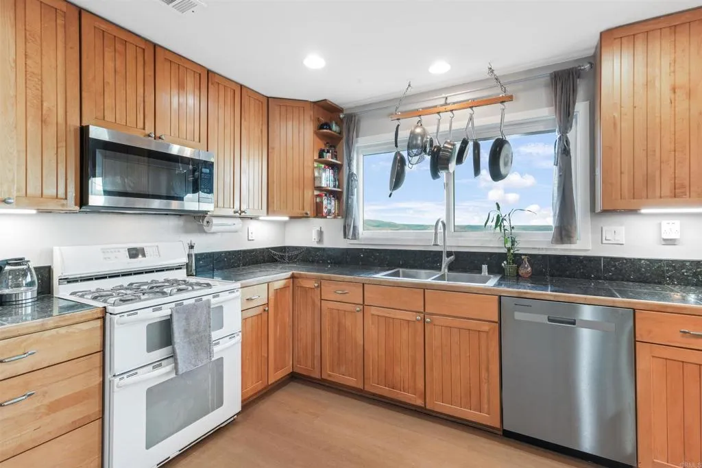 https://cdn.realtyfeed.com/cdn/127/306518231/7abcec4e7dcf2981bad3101784dd6c30.webp