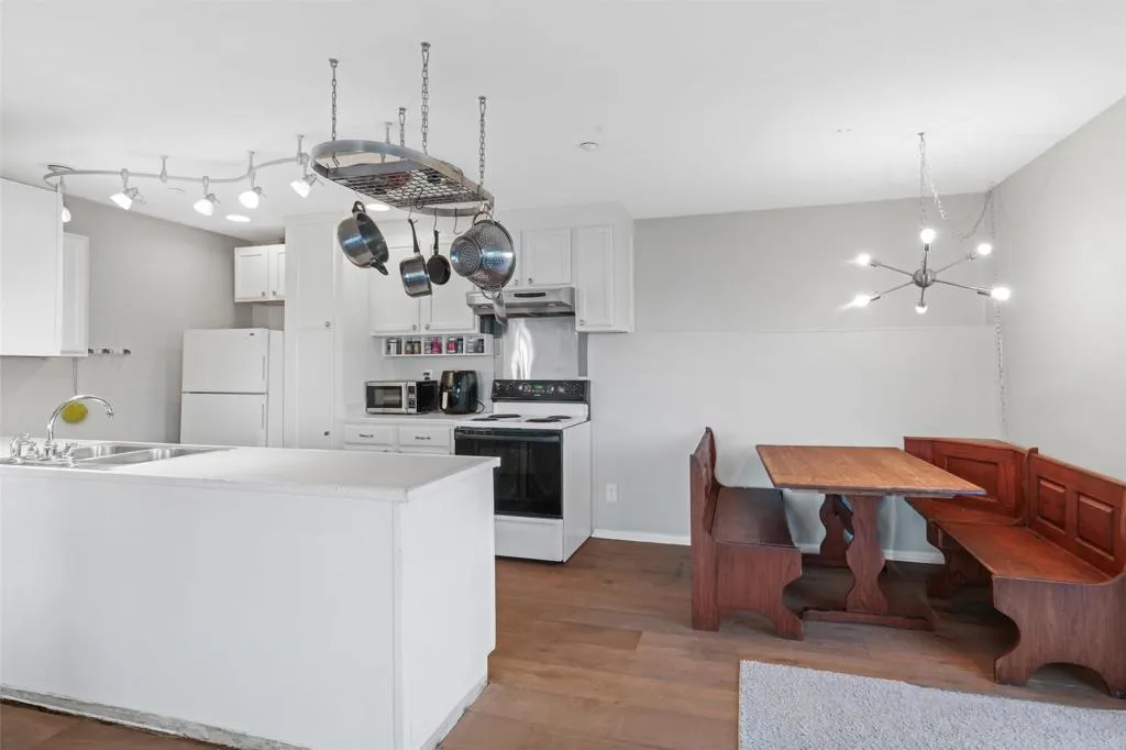 https://cdn.realtyfeed.com/cdn/127/306518231/938bec4825f2e6446c841f34fc4ae2a6.webp