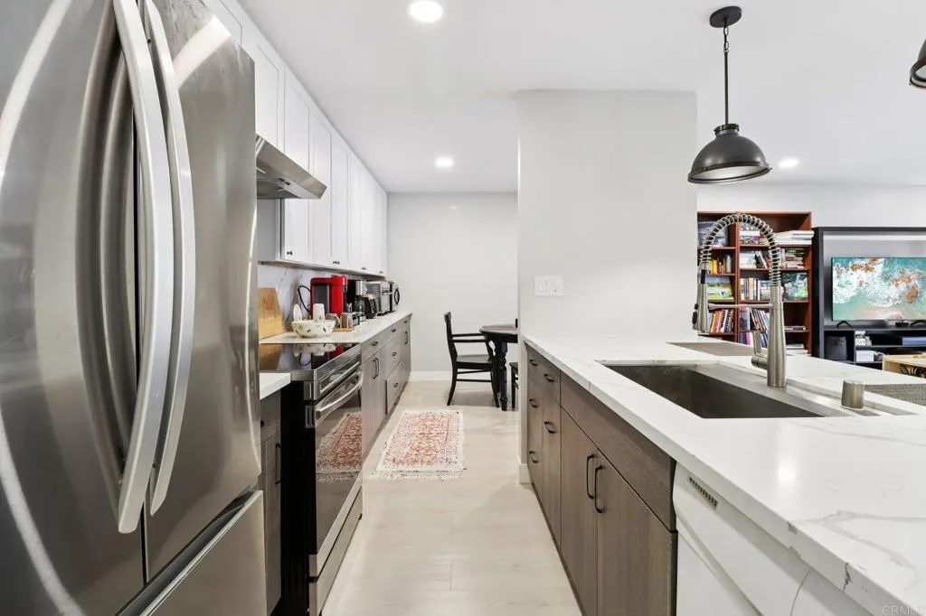 https://cdn.realtyfeed.com/cdn/127/306518576/7dc93a6de518d78f72925b8bde749e5a.webp
