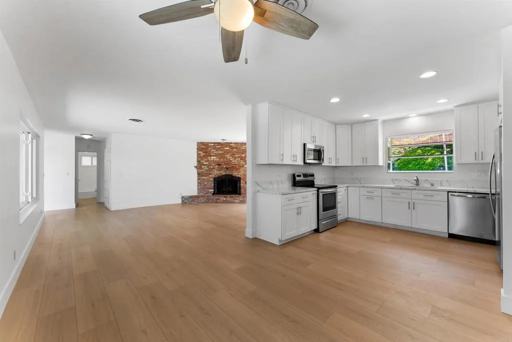 https://cdn.realtyfeed.com/cdn/127/306518713/85905806c58b38c7d7ede157f848fb23.webp
