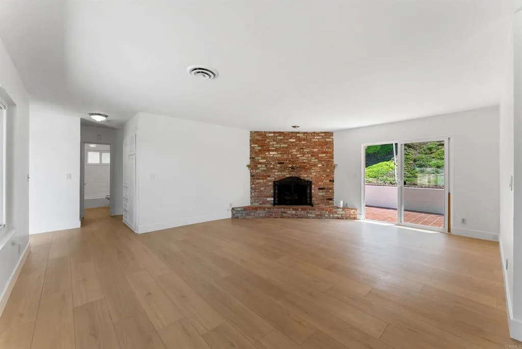 https://cdn.realtyfeed.com/cdn/127/306518713/8afc7b1f42de0926f8464fcfcd319aef.webp