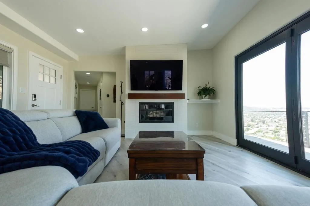 https://cdn.realtyfeed.com/cdn/127/306518845/ea9c6417be84491244a1442ca3026b44.webp
