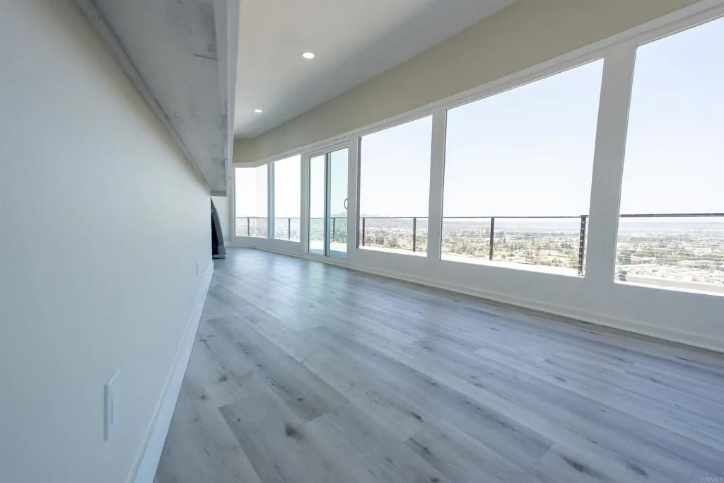https://cdn.realtyfeed.com/cdn/127/306518845/ec7f9fb4ec4c93a2efbe109b886602dd.webp