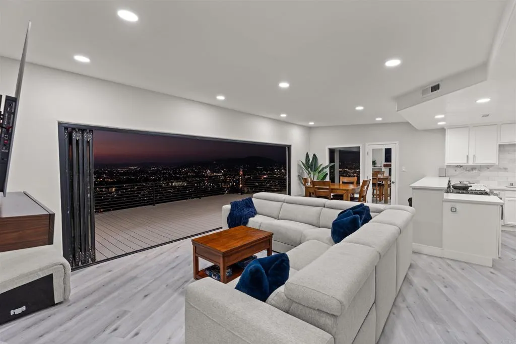 https://cdn.realtyfeed.com/cdn/127/306518845/fe28f3cc8f2dd5a078f43640a14380dd.webp