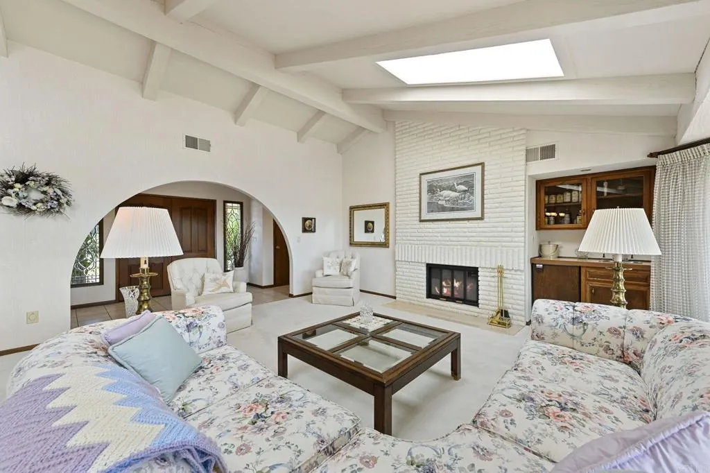 https://cdn.realtyfeed.com/cdn/127/306518927/b09612a53ebe7d80db51ef911e41fb57.webp
