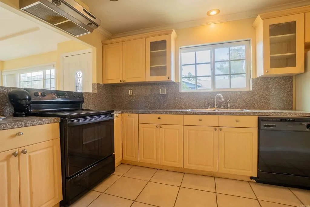 https://cdn.realtyfeed.com/cdn/127/306519161/afad21d39e09937968788369991df1f9.webp