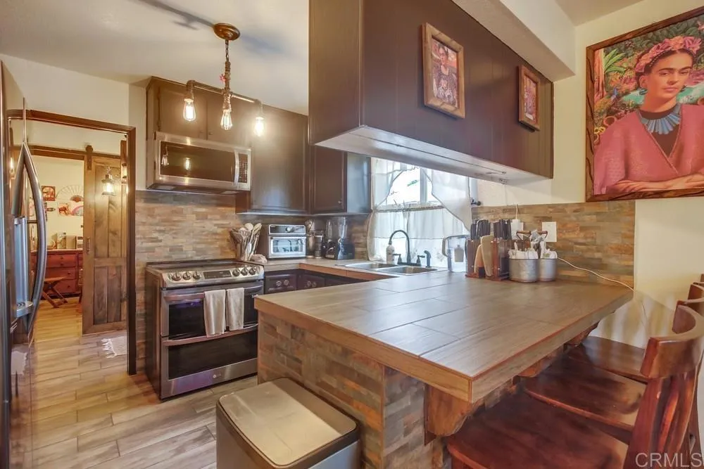 https://cdn.realtyfeed.com/cdn/127/306519523/6a69bd551543bdf9552511894923ba49.webp