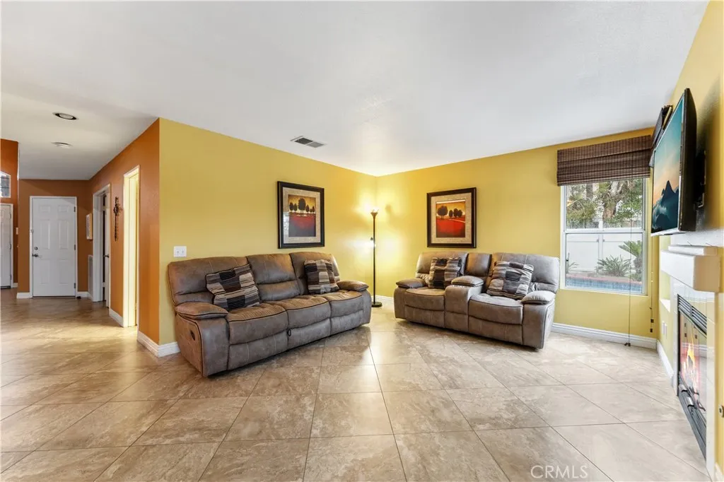 https://cdn.realtyfeed.com/cdn/127/306519524/d6eb6b83228943683810c21140b2af65.webp