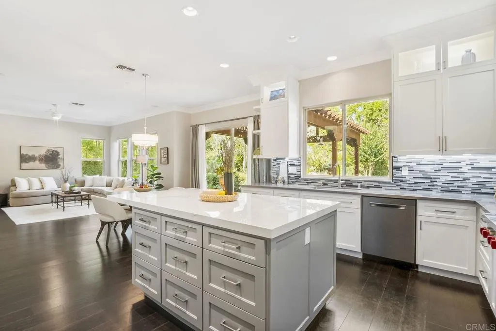 https://cdn.realtyfeed.com/cdn/127/306519527/06d3f3fde6e4b8ea256533f521402245.webp