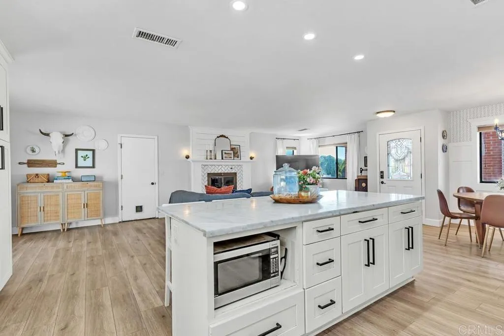 https://cdn.realtyfeed.com/cdn/127/306519546/efe138f738fa707c3b23004486e845db.webp