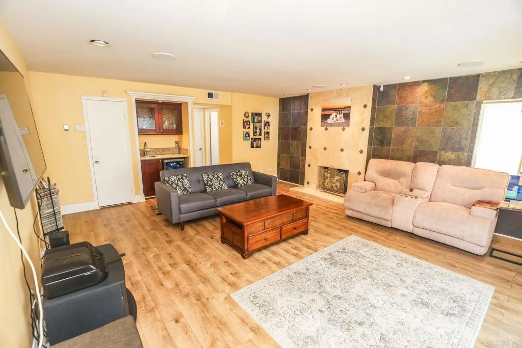 https://cdn.realtyfeed.com/cdn/127/306519752/6c388cef4e454be3bde019557bb0f965.webp