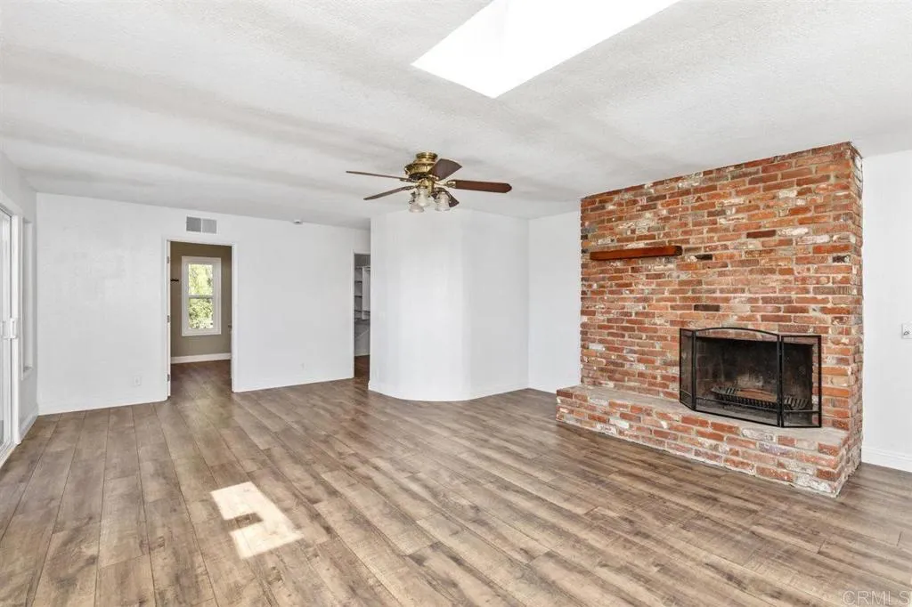 https://cdn.realtyfeed.com/cdn/127/306519991/09bd578d913fbe07eaabbc4c5e63f4f7.webp