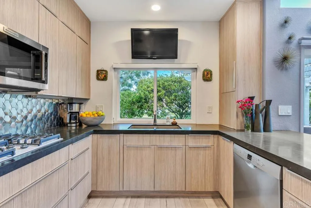 https://cdn.realtyfeed.com/cdn/127/306520423/cb2c5ff6801864ca07a9084257c31a78.webp
