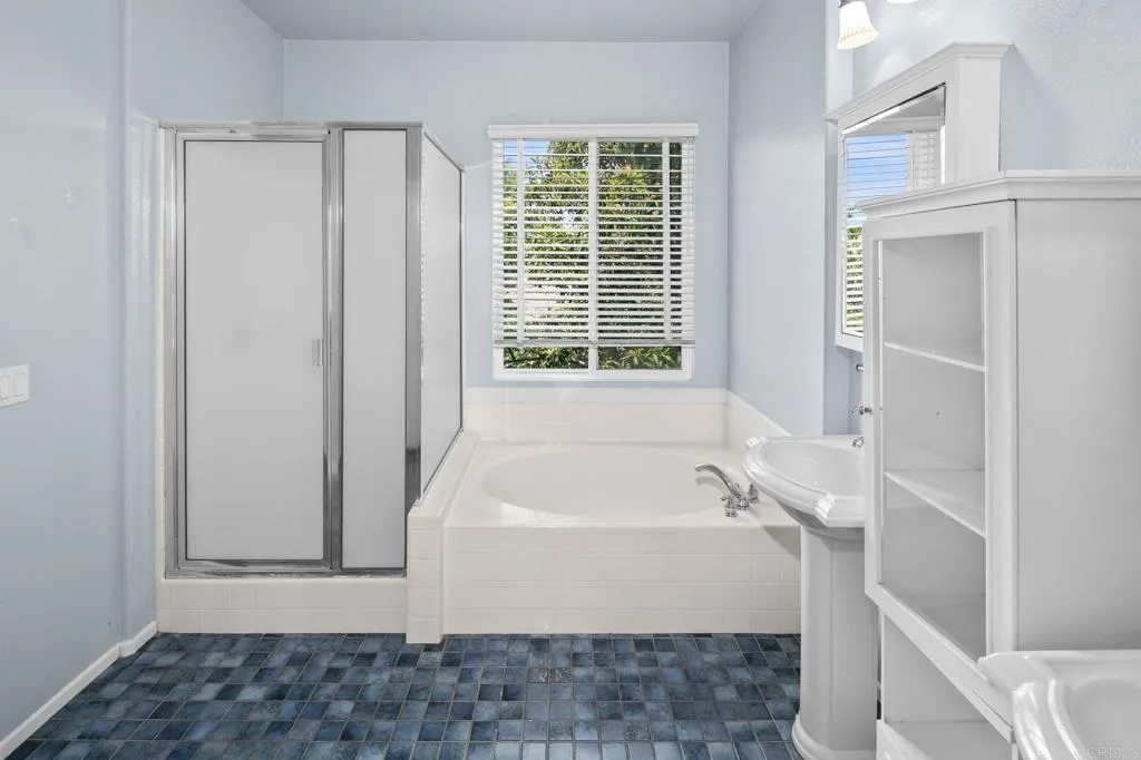 https://cdn.realtyfeed.com/cdn/127/306520547/6df9947db5df426d146ea5e5005aa67d.webp