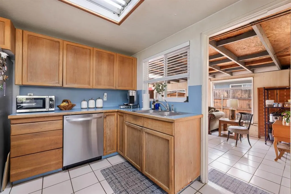 https://cdn.realtyfeed.com/cdn/127/306521206/33623058b5769adf0834a144c82aae46.webp
