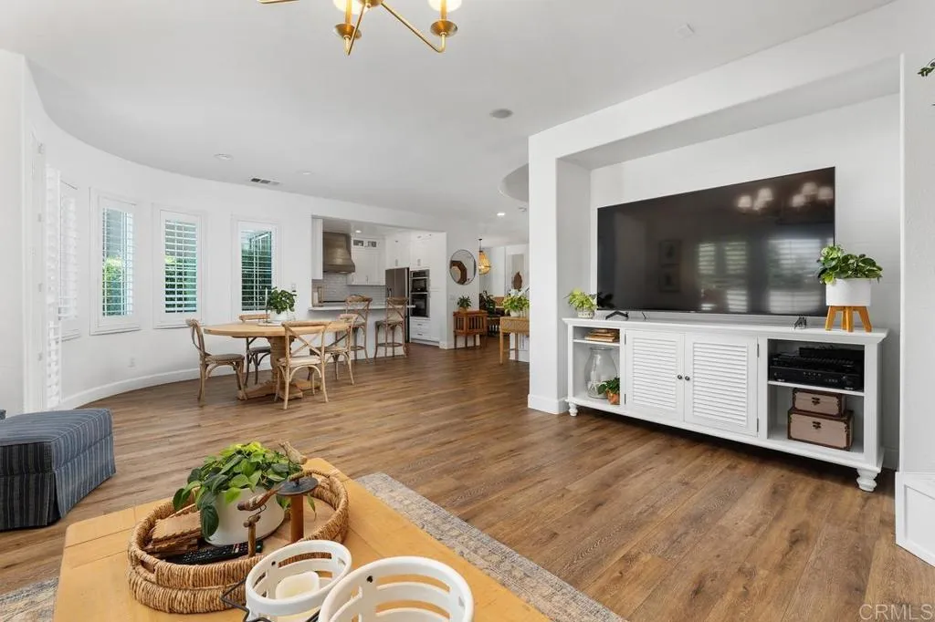 https://cdn.realtyfeed.com/cdn/127/306521549/2b56f15a07725d51477698b340aa4a99.webp