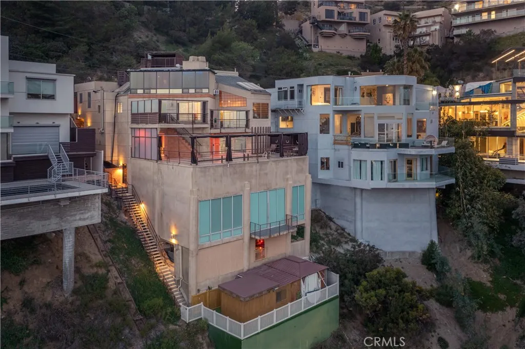 Los Angeles, CA 90069