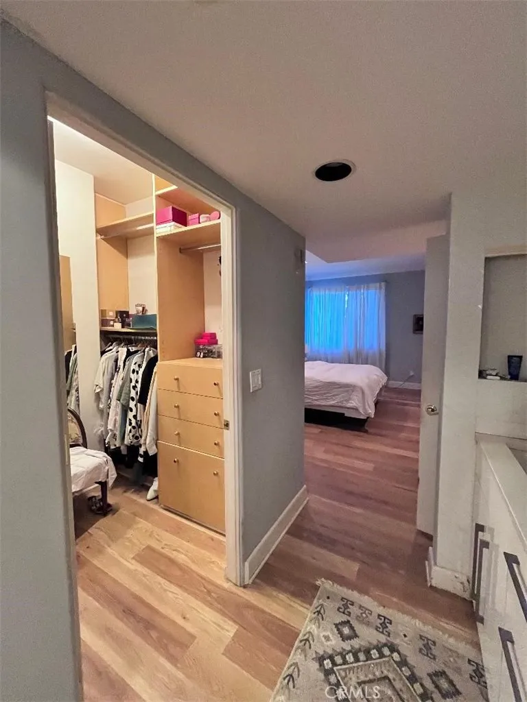 Los Angeles, CA 90049