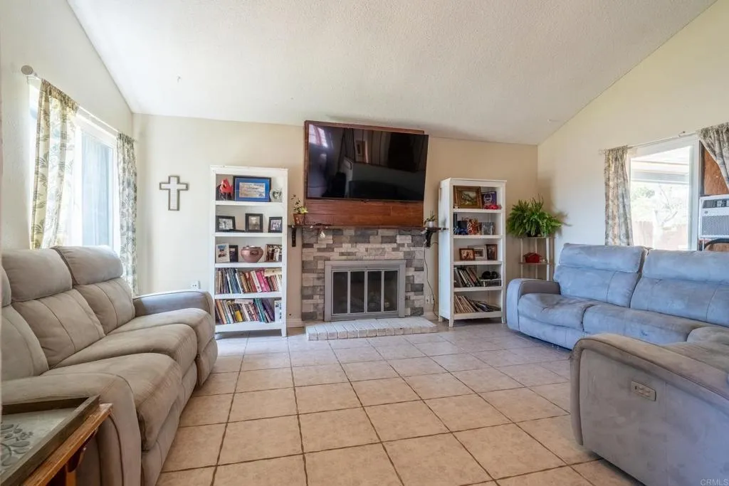 https://cdn.realtyfeed.com/cdn/127/306522898/cee0e553ae755227ebe03d41a91cc386.webp