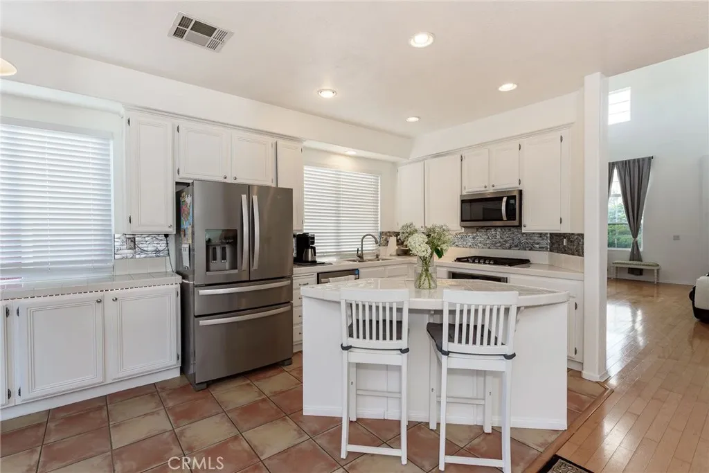 https://cdn.realtyfeed.com/cdn/127/306522949/7c7bf729d6c977c2fc9f7b5d4a3192d4.webp