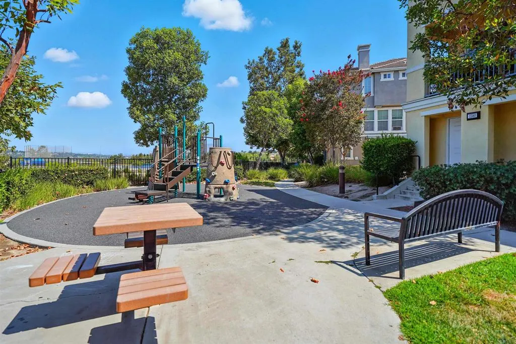 https://cdn.realtyfeed.com/cdn/127/306523011/40fb65255b10cdb7d9f13a61b1b5e7ae.webp