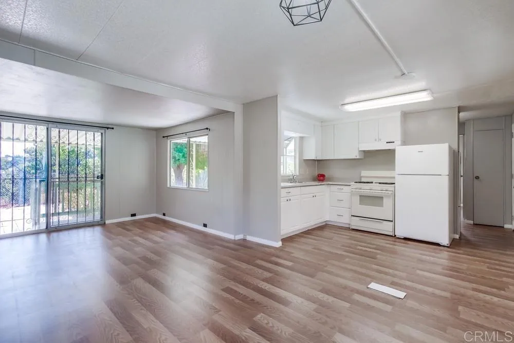 https://cdn.realtyfeed.com/cdn/127/306523323/dd3685aa7a6aee9eeb04399f900c801c.webp