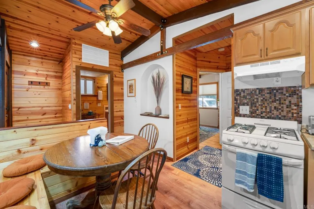 https://cdn.realtyfeed.com/cdn/127/306523449/de747ab8b4d232a882602ac2ac979b83.webp