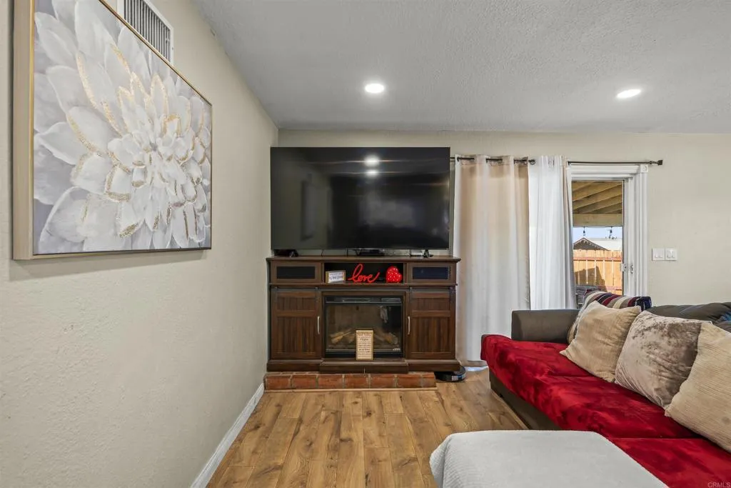 https://cdn.realtyfeed.com/cdn/127/306523450/32544bbaf1b0ff3127653e48a8570aec.webp